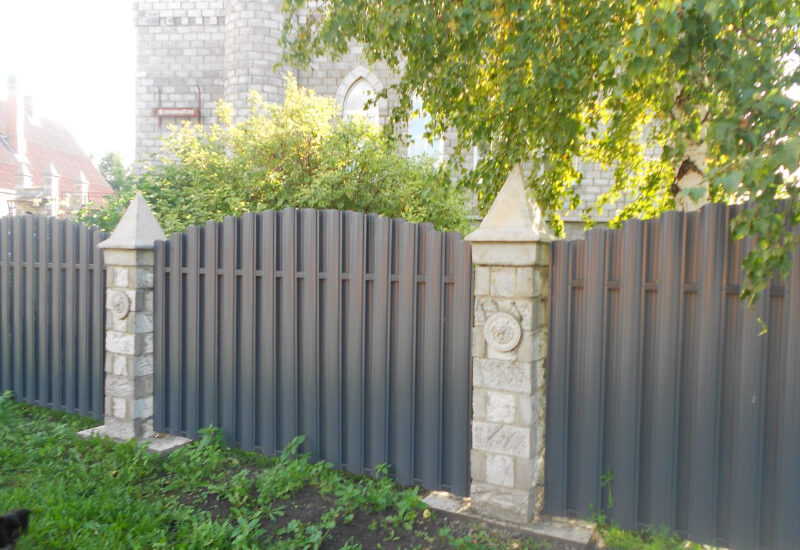 Забор из евроштакетника серого со светлыми столбами Нур-Султан фото 2