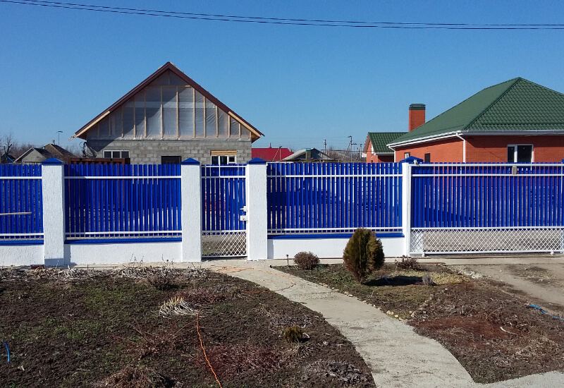 Забор из металлоштакетника синего с белыми столбами в Нур-Султане фото 2