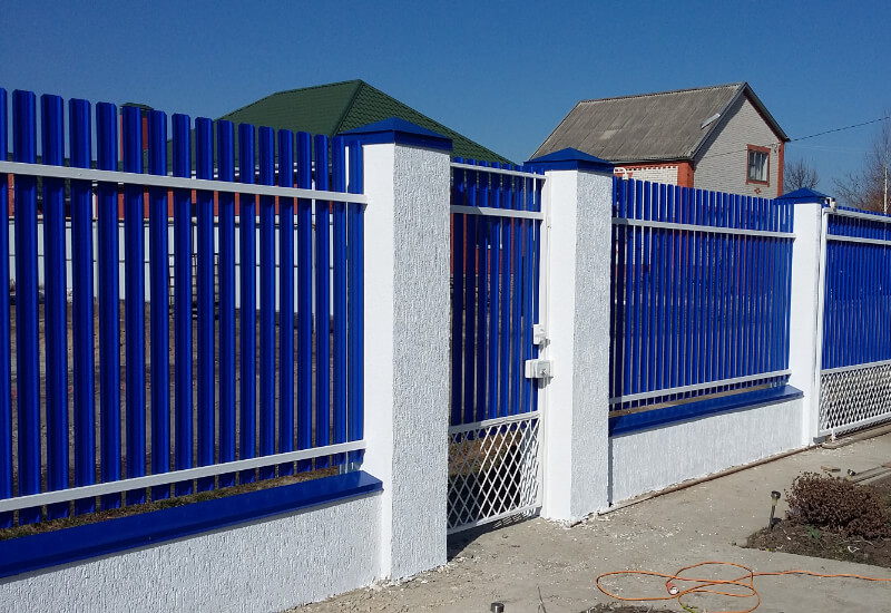 Забор из штакетника цвет RAL5002 синий двусторонний в Нур-Султане фото 3